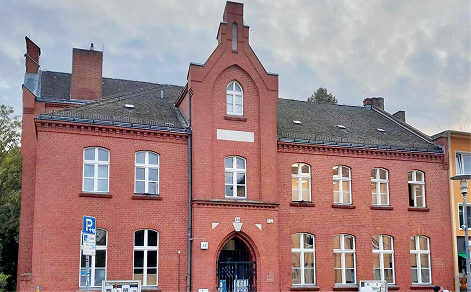 Ein rotes Gebäude